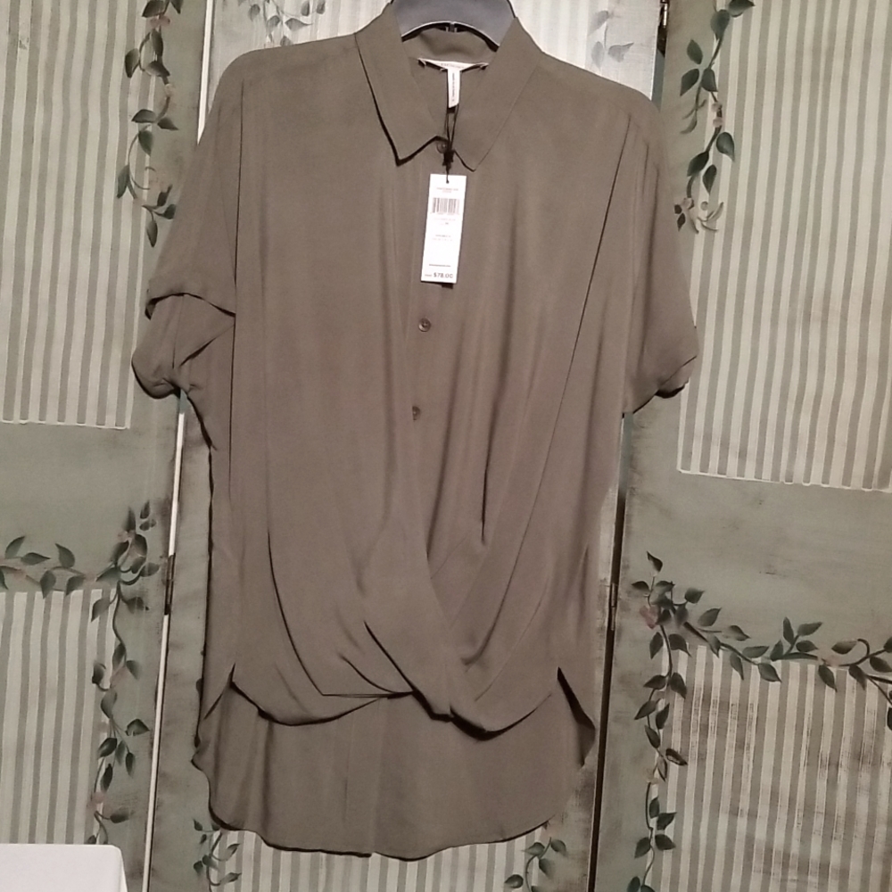 Women's NWT Button front Blouse size Medium - Picture 1 of 6